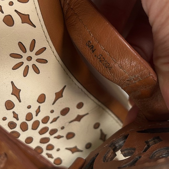 Tory Burch brown leather scalloped miller sandals - Picture 8 of 8